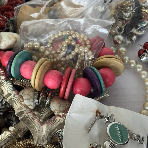 4 Lb Mixed Jewelry Modern Vintage crafter lot mismatched broken Some Wearable - Picture 6 of 7